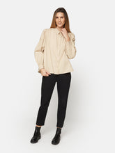 Last inn bildet i Galleri-visningsprogrammet, Brandtex klassisk bomullsbluse med feminine detaljer – kun 200,-