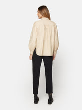 Last inn bildet i Galleri-visningsprogrammet, Brandtex klassisk bomullsbluse med feminine detaljer – kun 200,-