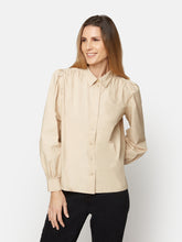 Last inn bildet i Galleri-visningsprogrammet, Brandtex klassisk bomullsbluse med feminine detaljer – kun 200,-