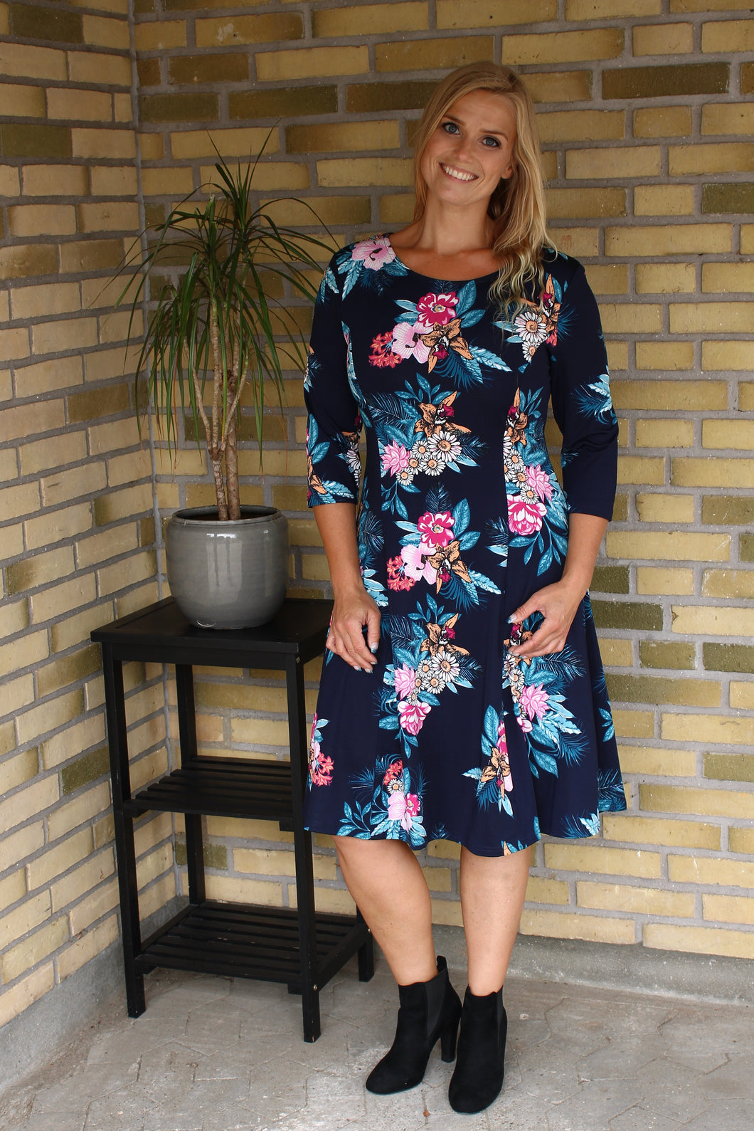 Sara Louise navy kjole med blomster