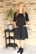Last inn bildet i Galleri-visningsprogrammet, Sara Louise sort kjole
